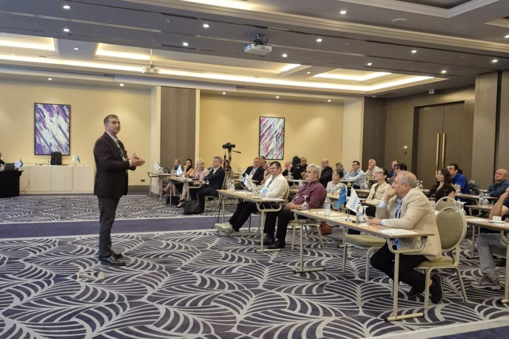 Daviva İlaç Genel Müdürü Dr. Can Hisarlı, katılımcılara şirket hakkında bilgi verdi.